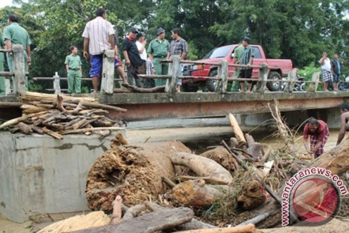 Floods, landslides affect nine sub-districts in North Sumatra