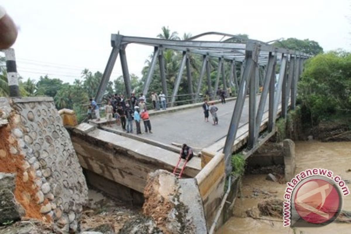 Jembatan roboh, Desa Mata NTB terisolasi