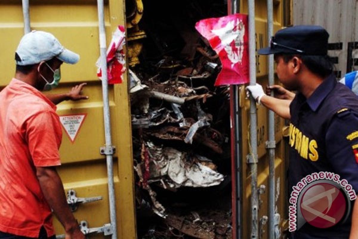 Indonesia govt sends back 103 containers containing toxic materials