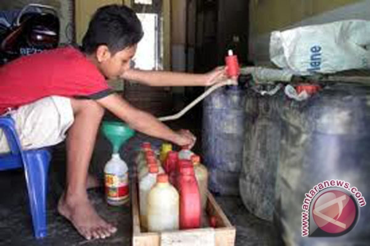 Pengecer jual premium pp8.500-9.000 per liter