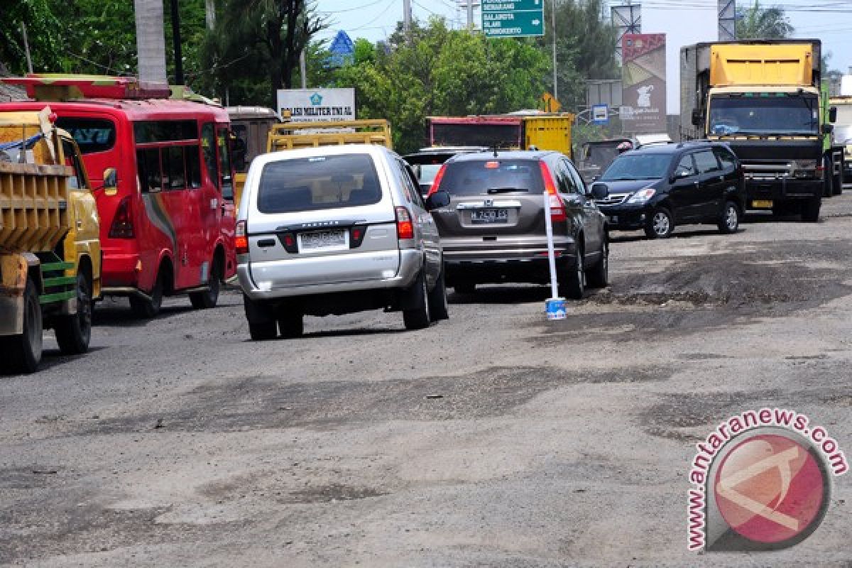 Warga keluhkan kerusakan jalur selatan Jateng 