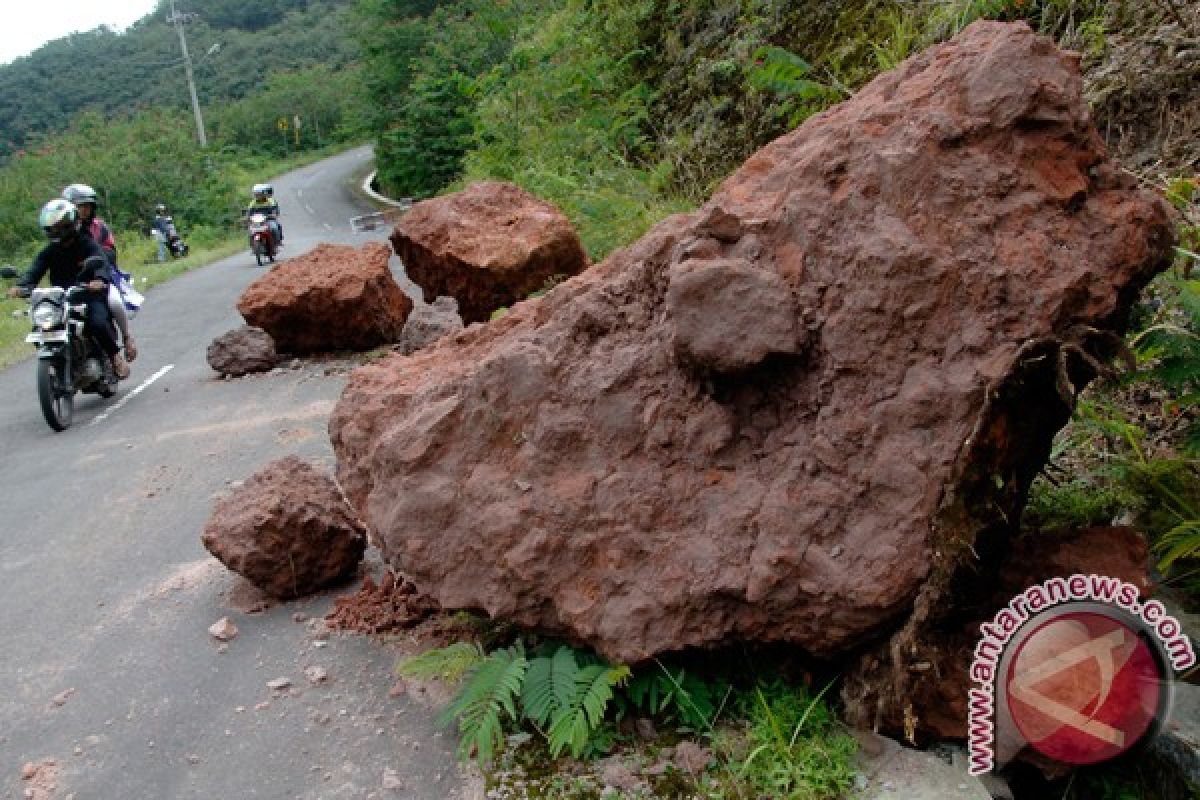 Landslide kills six illegal miners in Bogor 