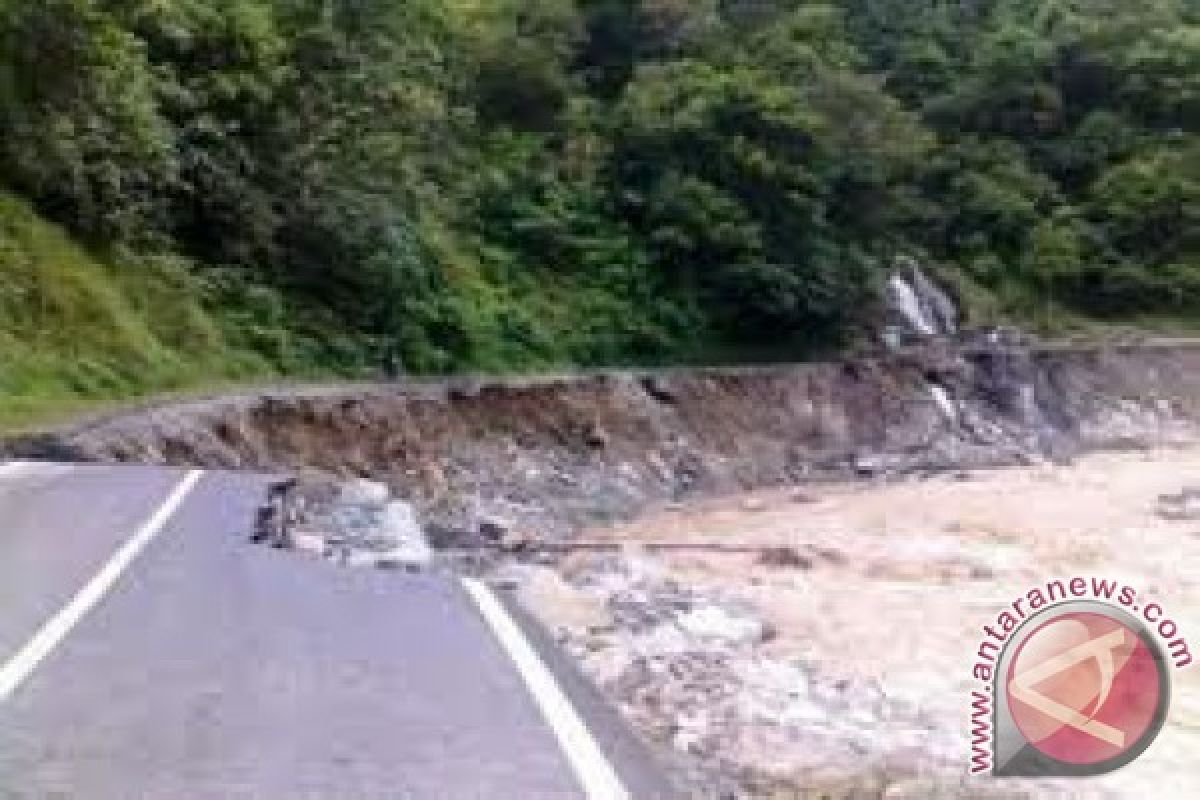 Air laut kikis jalan Trans Sulawesi 