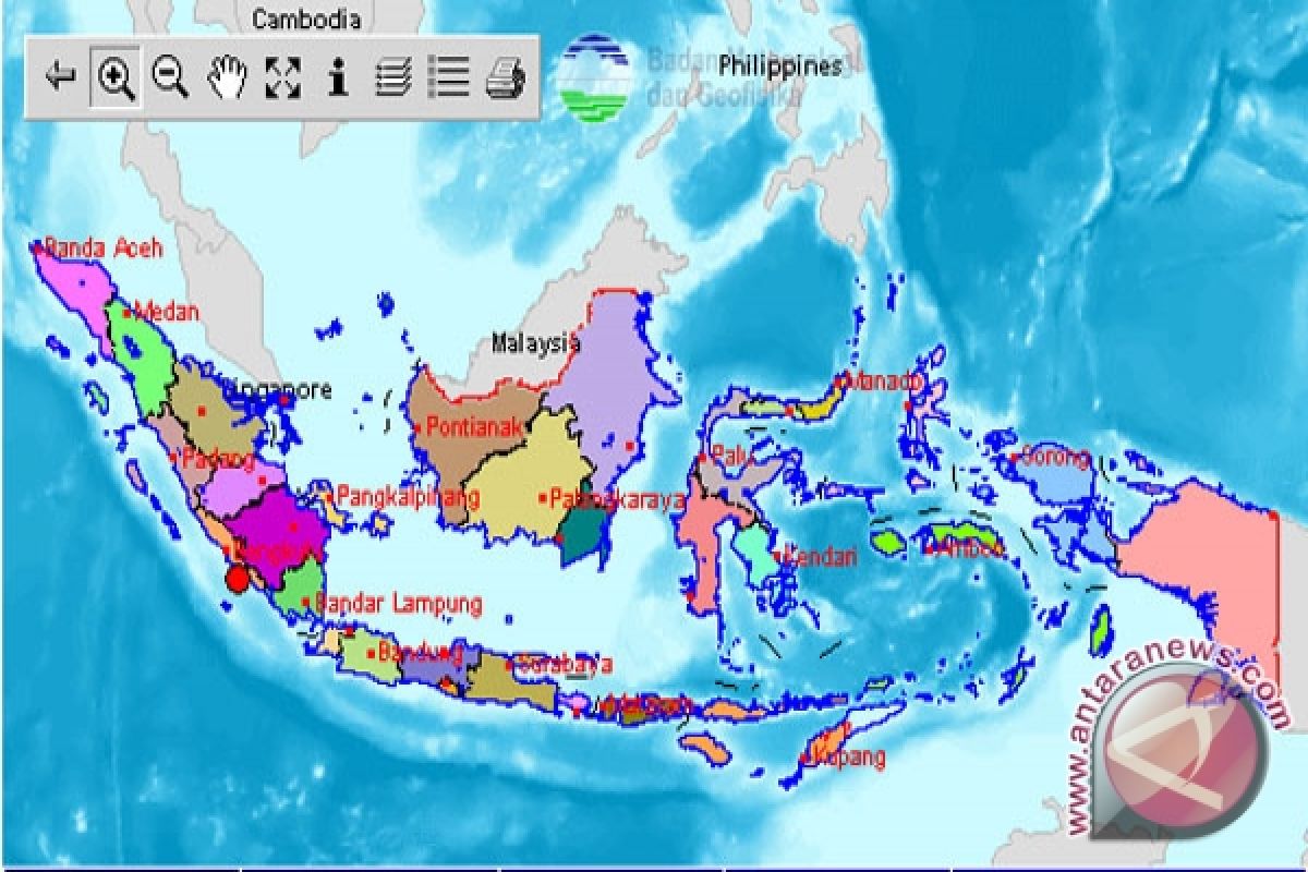 Sebagian warga ke luar masjid saat gempa Lampung 