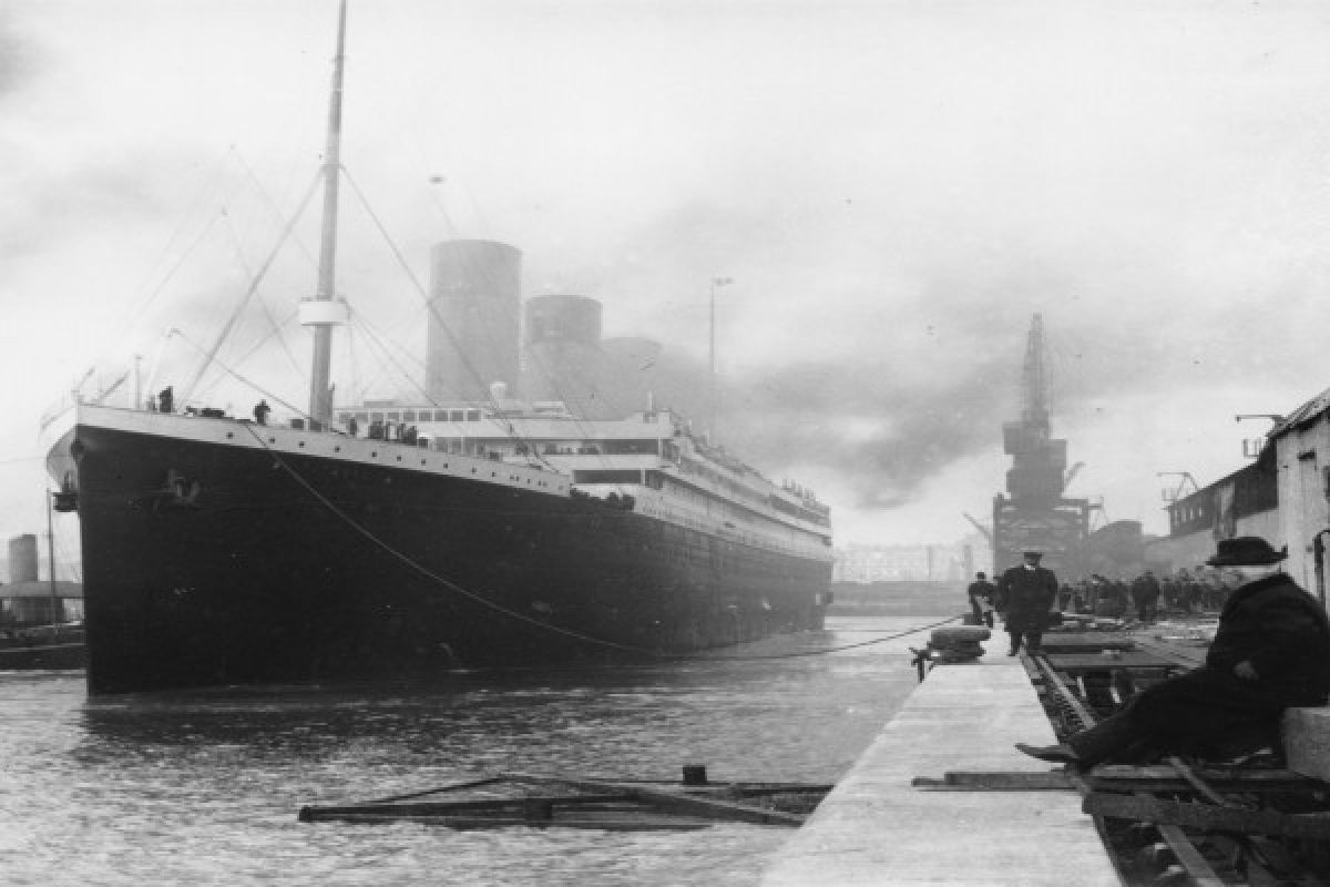 Titanic`s last lunch menu sells for $122,000