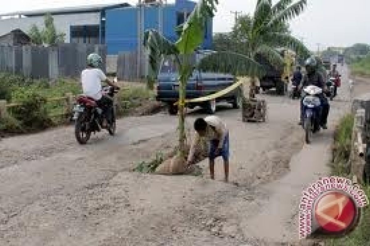 Kondisi Jalan  Bual-Bual - Maloy  Kutim Rusak Parah