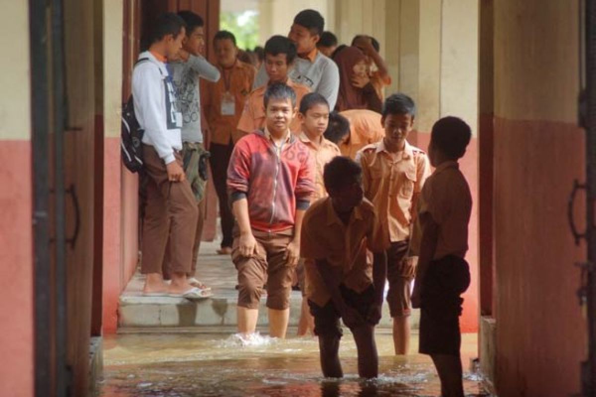 Ratusan Siswa Korban Banjir Butuh Peralatan Sekolah