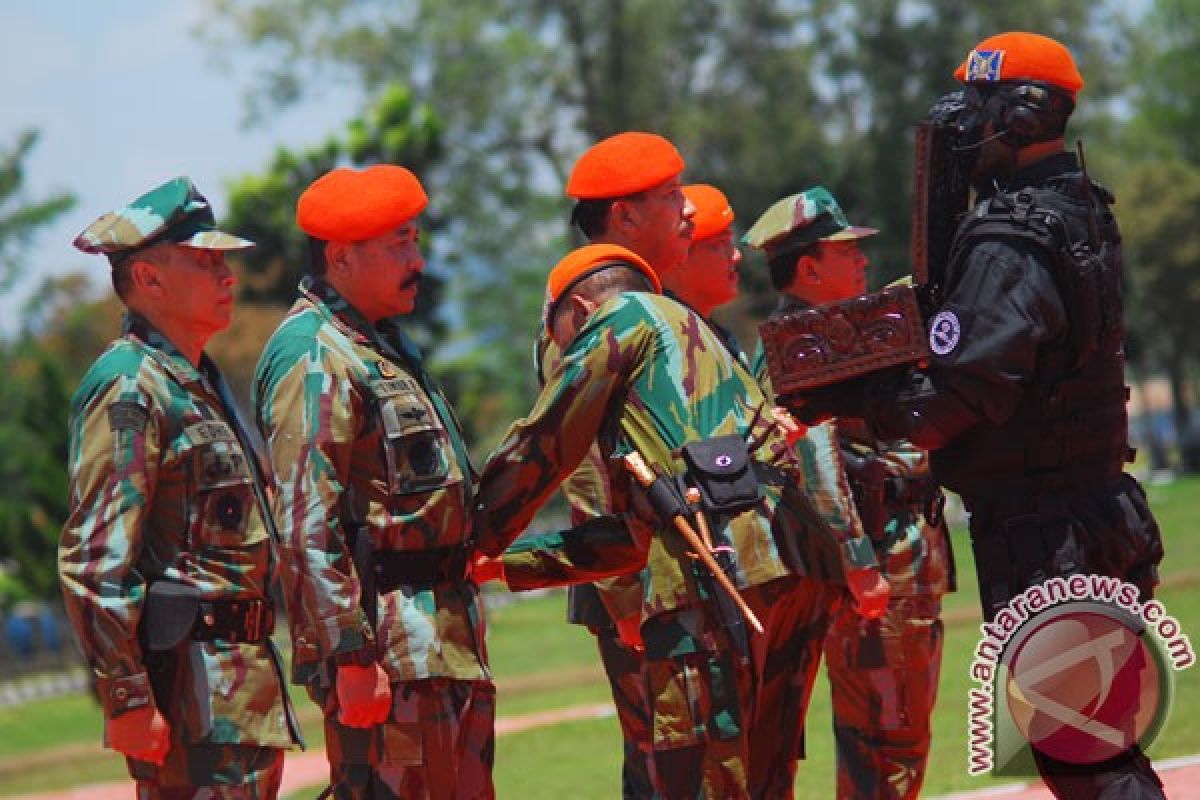 Perwira tinggi TNI AU tempuh tradisi pembaretan Korps Paskhas