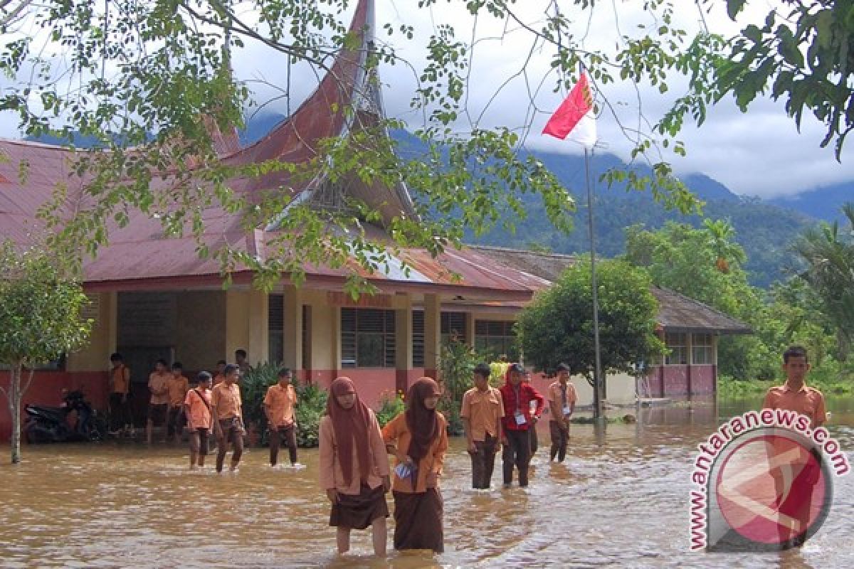 Sejumlah ruas jalan di Bukittinggi terendam banjir