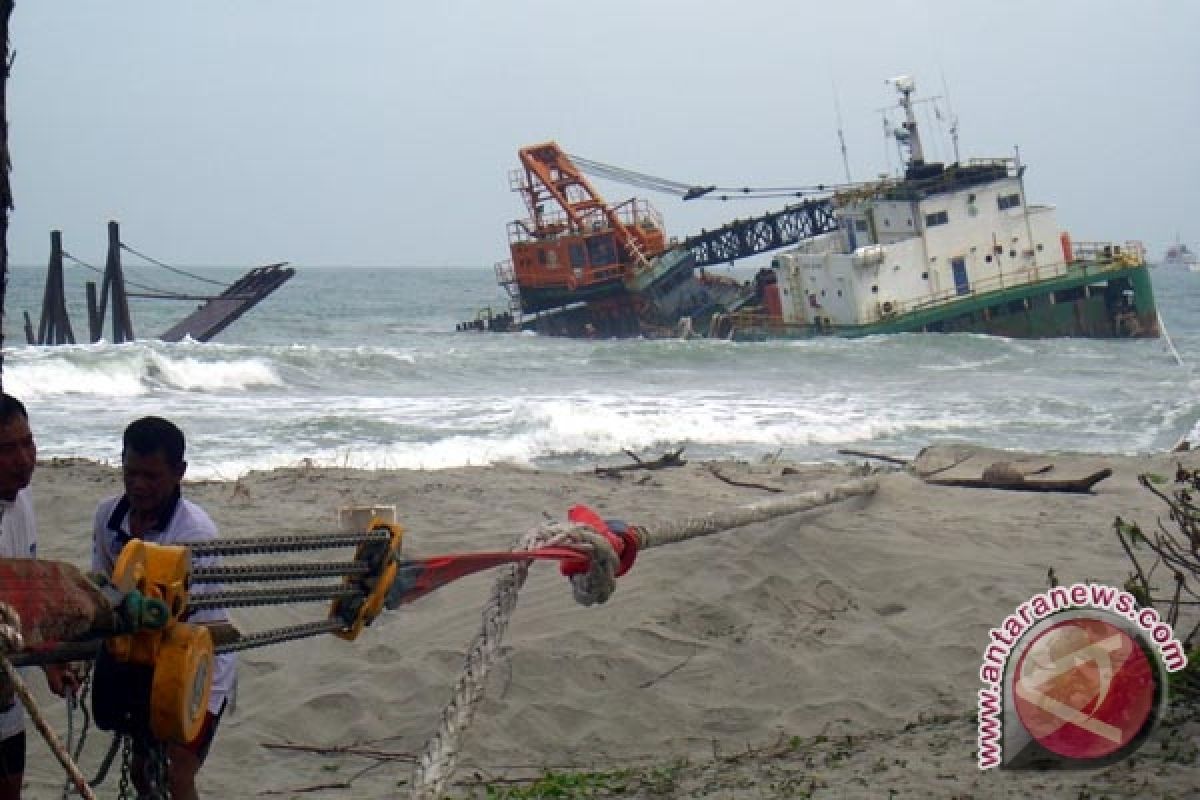 Kapal pengangkut alat berat kandas di Pulau Baai