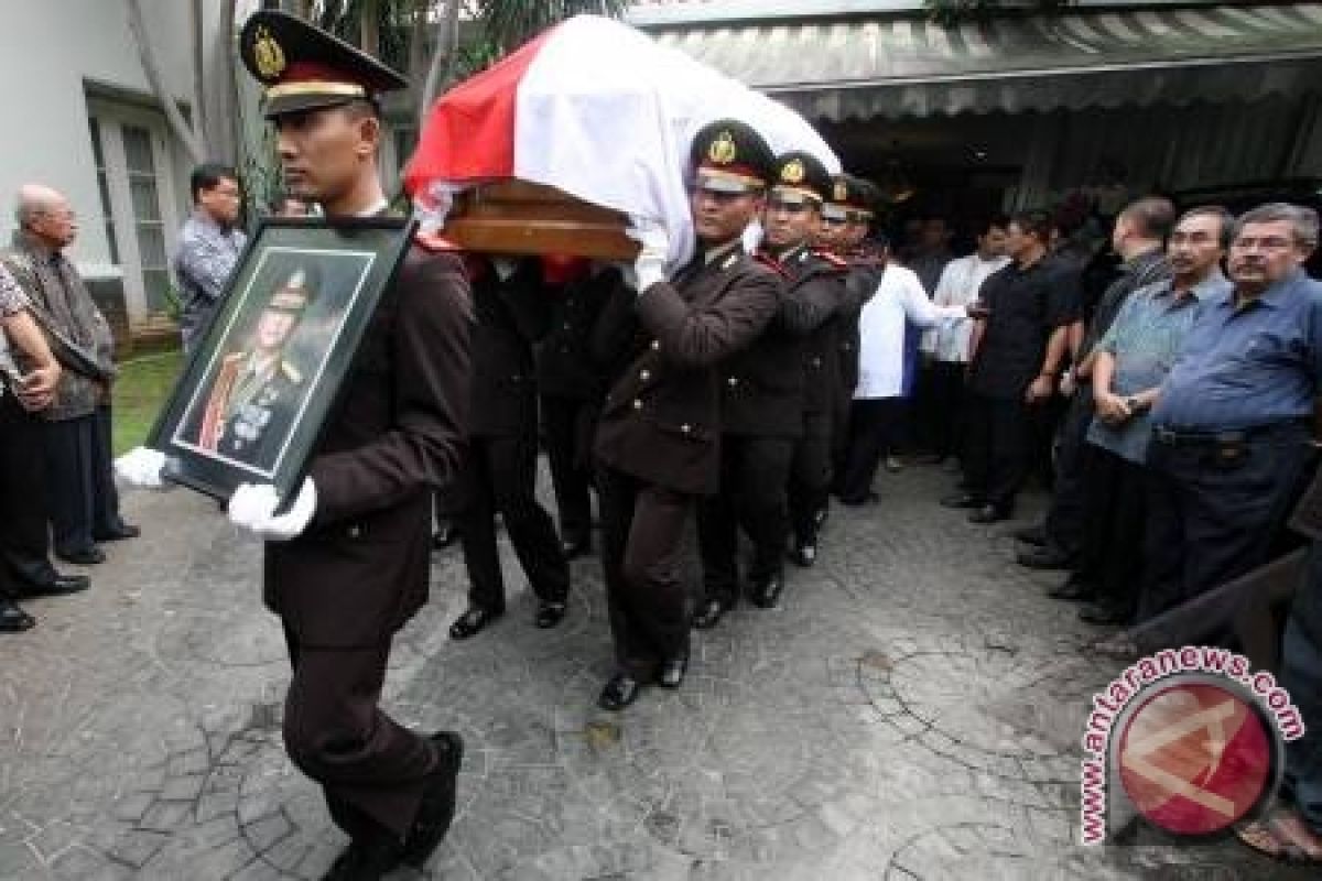 Kapolri Irup Pemakaman Jenazah Jenderal Dibyo Widodo