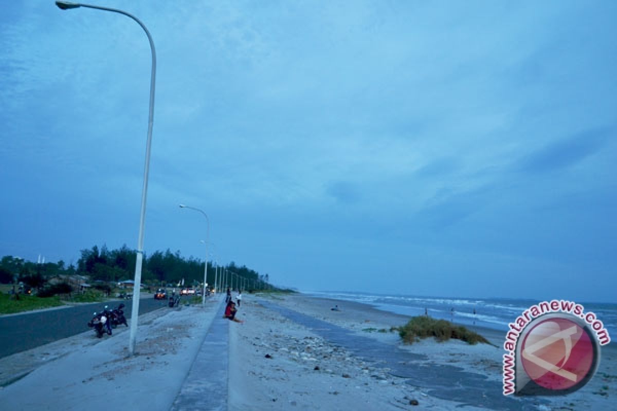 Lampu bertenaga surya akan terangi Pantai Panjang 