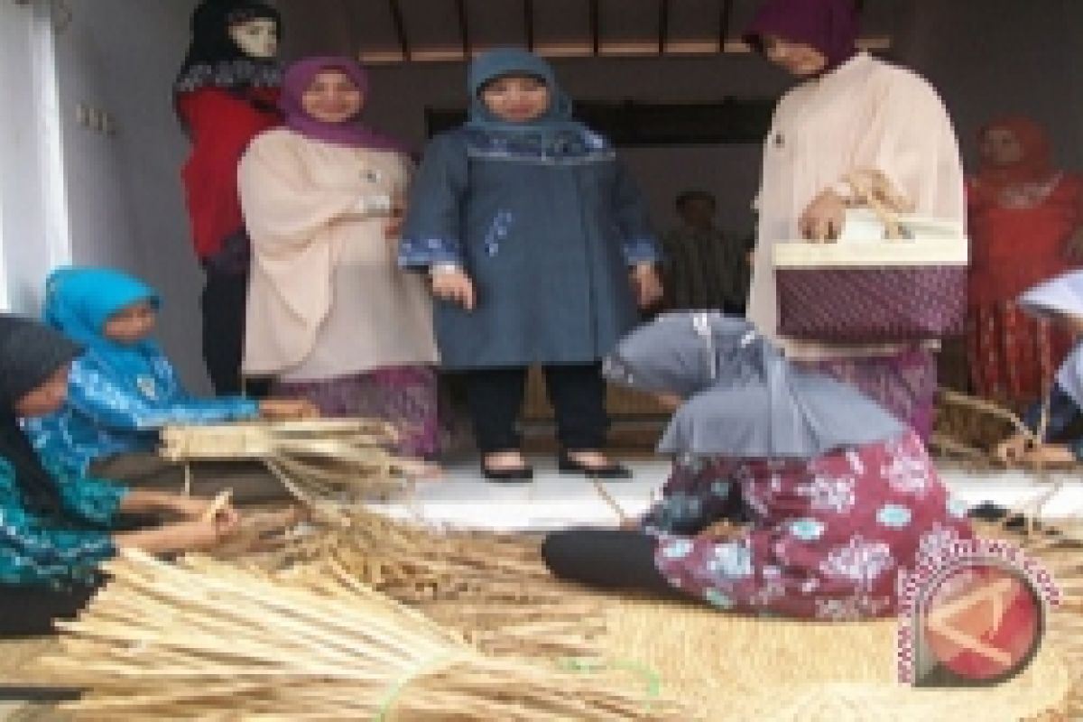 Tumbuhkan Pasar Kerajinan Rakyat