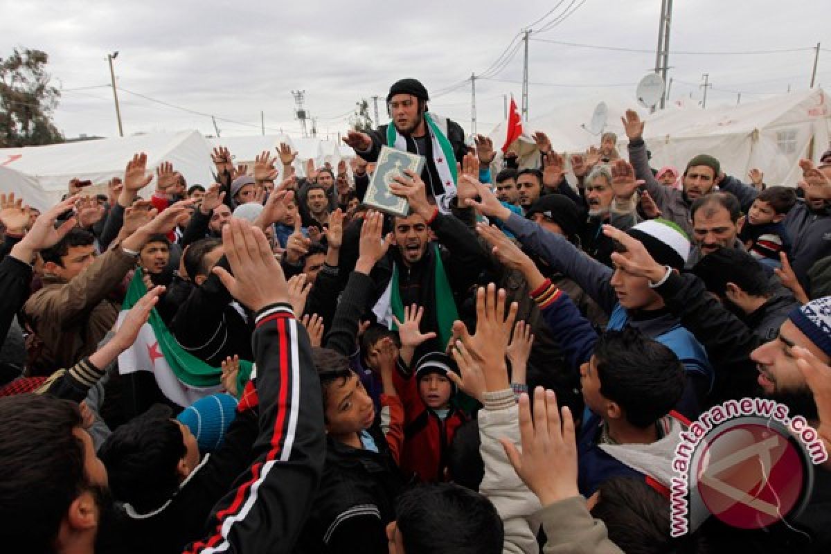 Syrian general among 1,000 refugees fleeing to Turkey