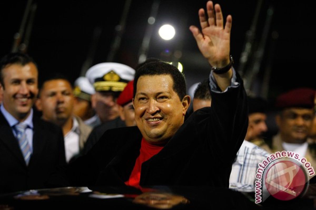 Chavez threatens banks,firms backing opposition