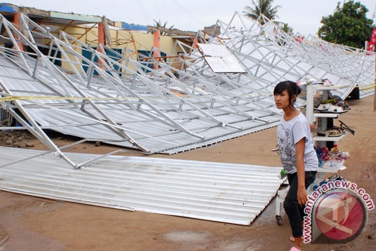 Puting beliung hantam Batam, puluhan rumah rusak