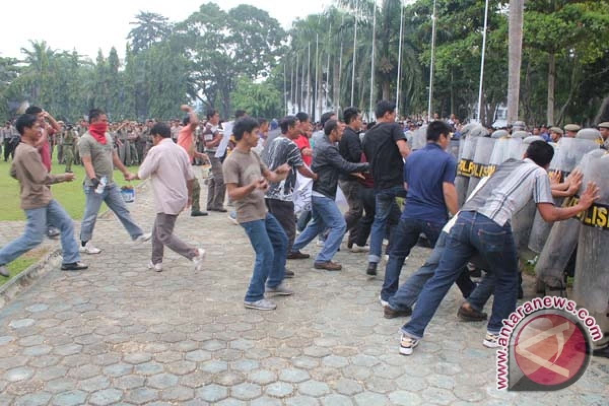 Saptpol PP Kota Kendari Atraksi Halau Massa