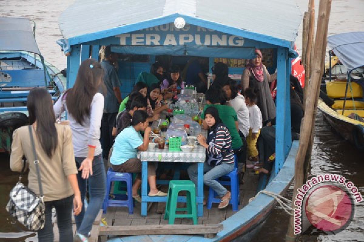 Warung terapung menjadi daya tarik saat berbuka puasa