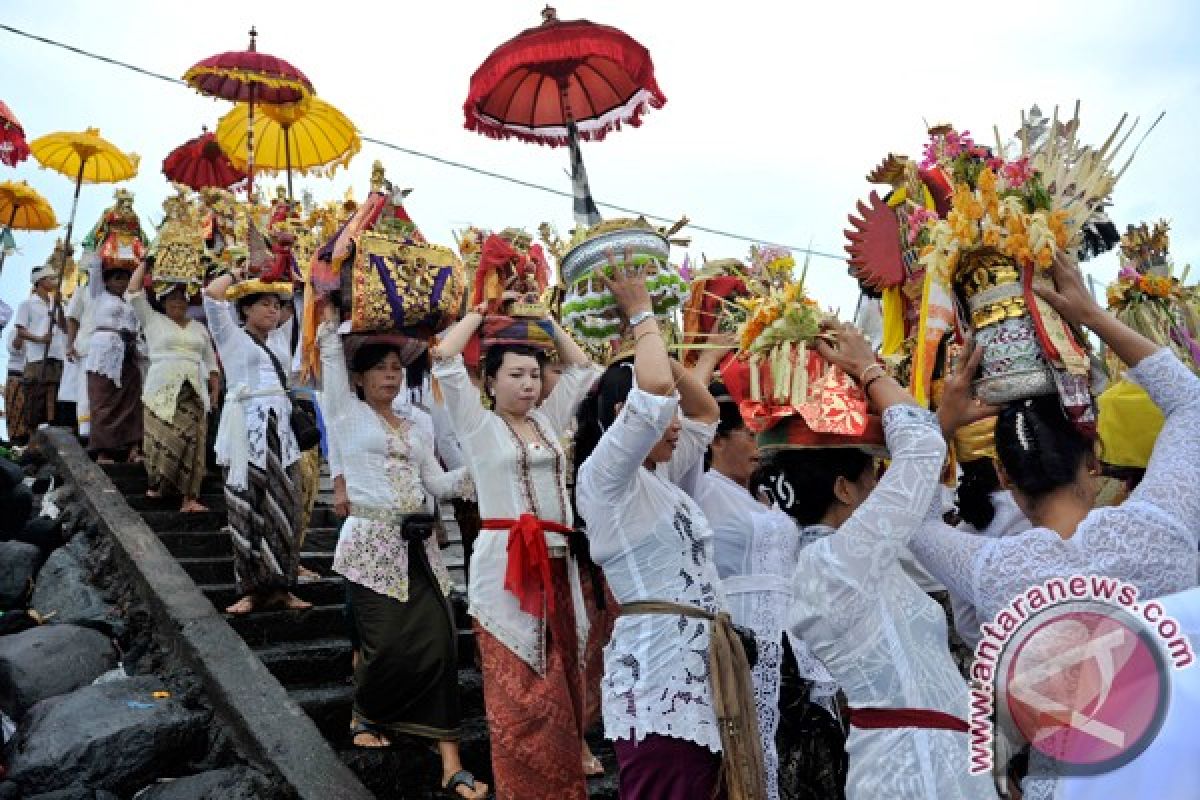 Pantai Kuta dipadati umat Hindu