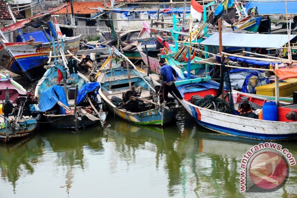 BBM sulit ratusan nelayan terpaksa berhenti melaut
