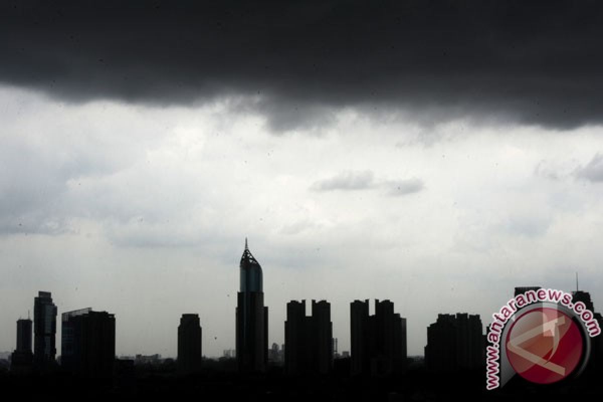 BMKG minta warga waspadai hujan petir di wilayah Jakarta