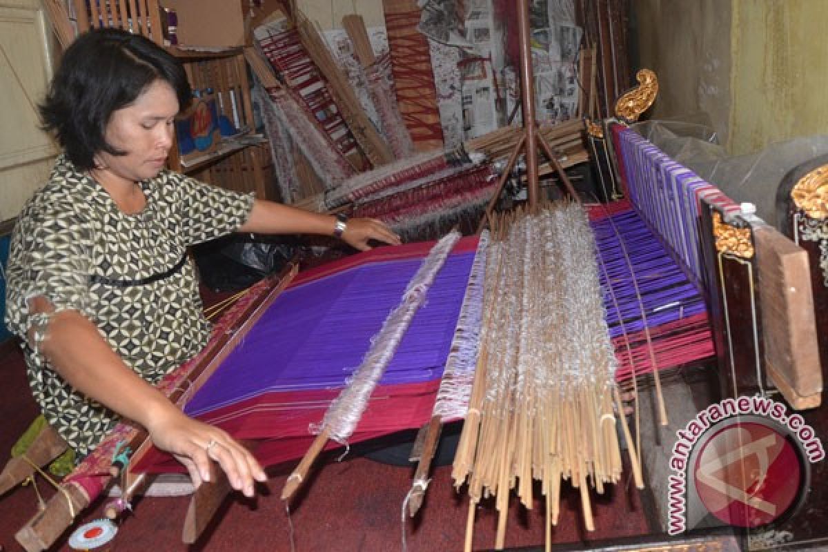 Perajin songket siasati mahalnya bahan baku impor