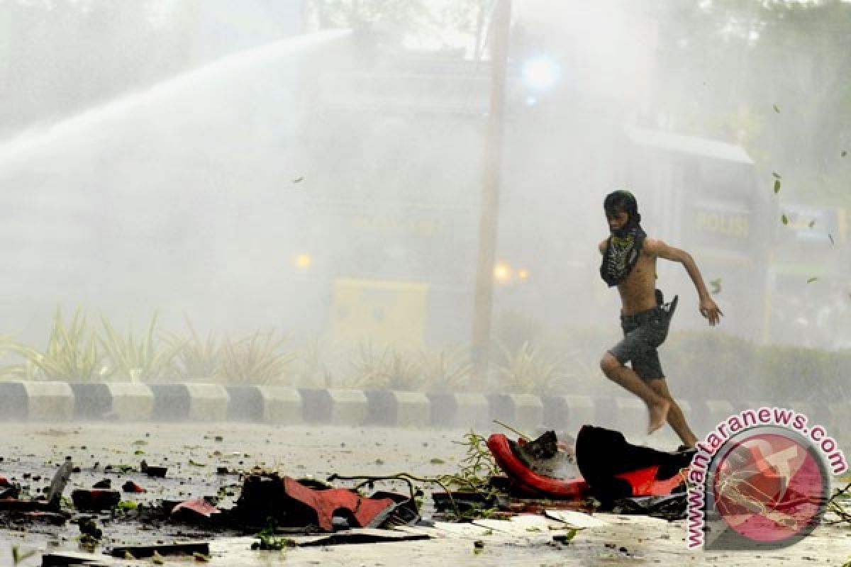 Police use water cannons to disperse demonstrators