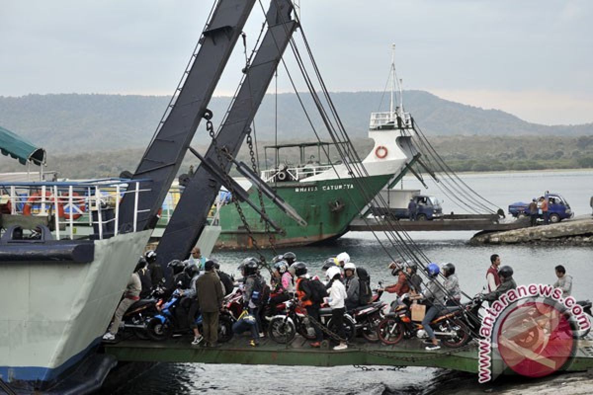 Dermaga Ketapang ambruk, antrean mengular