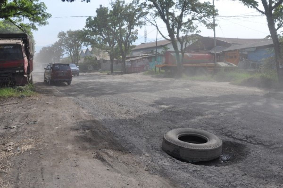 Pengendara Keluhkan Kondisi Jalan Rusak di Sawahlunto