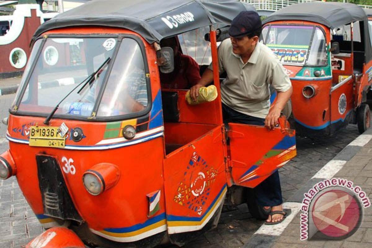 Polisi dikeroyok tukang bajaj