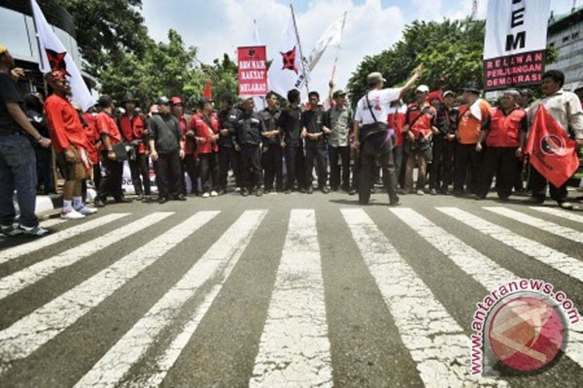 Thirty five demonstrators taken to police hq