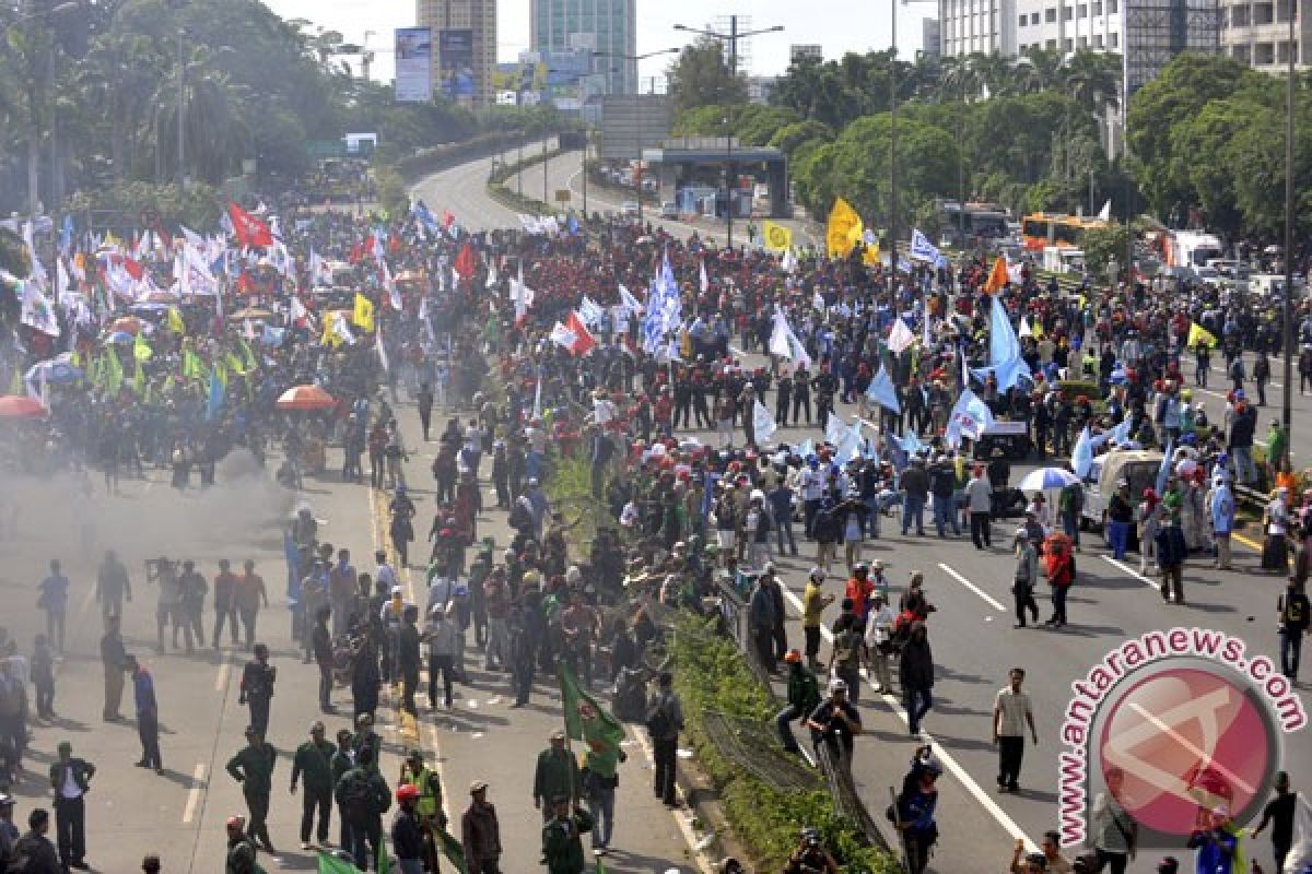 Demonstrators block toll road to protest fuel price hike