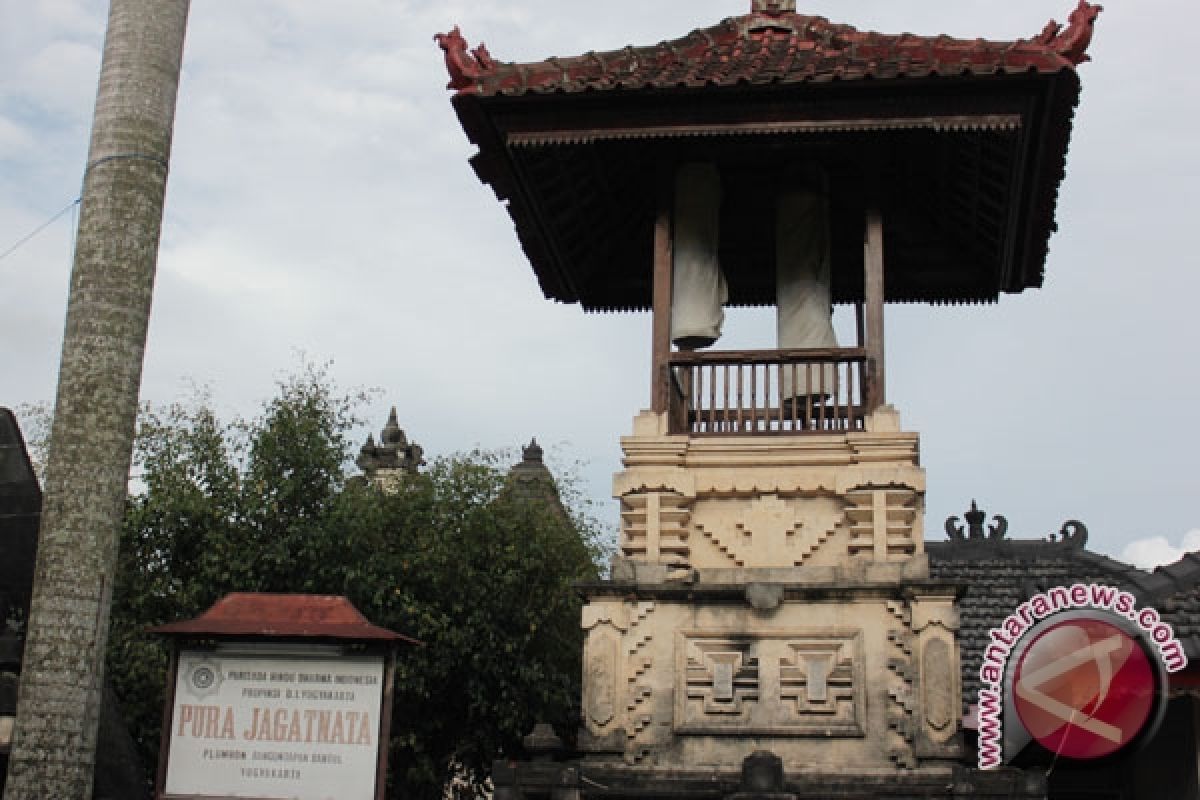 Kemenag Yogyakarta bersihkan pura bangun kebersamaan (video)