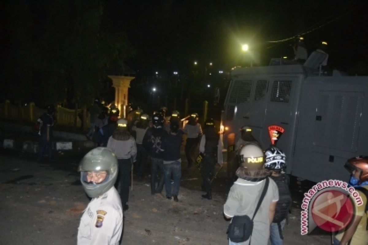 Mahasiswa Masih Blokir Jalan M Yamin