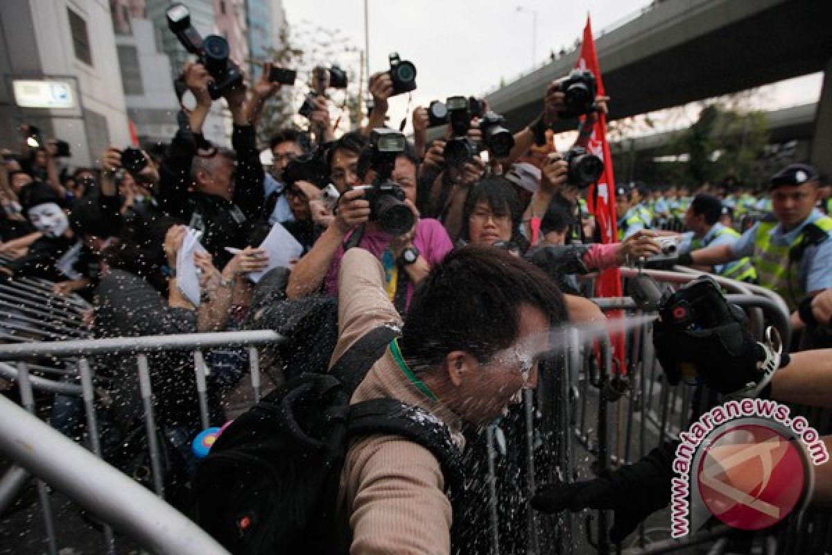 Ribuan warga tuntut pemimpin Hongkong mundur