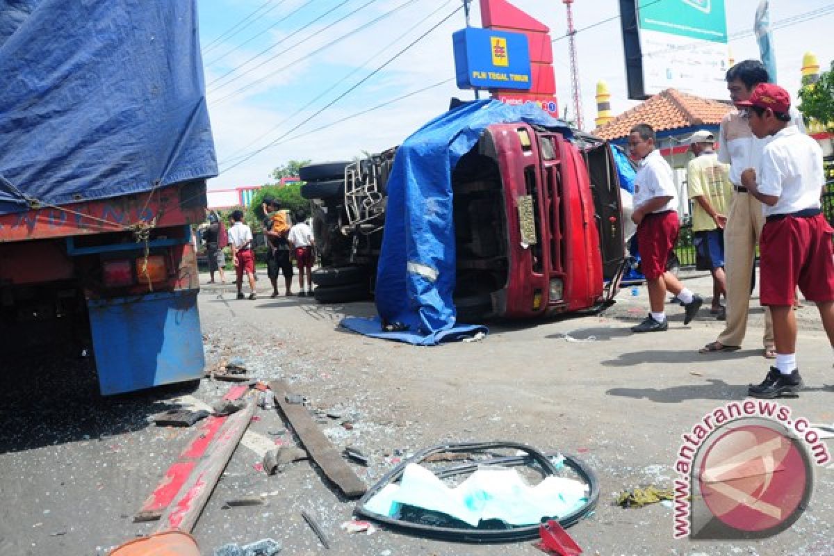 Tiga siswa Riau meninggal ditabrak truk CPO