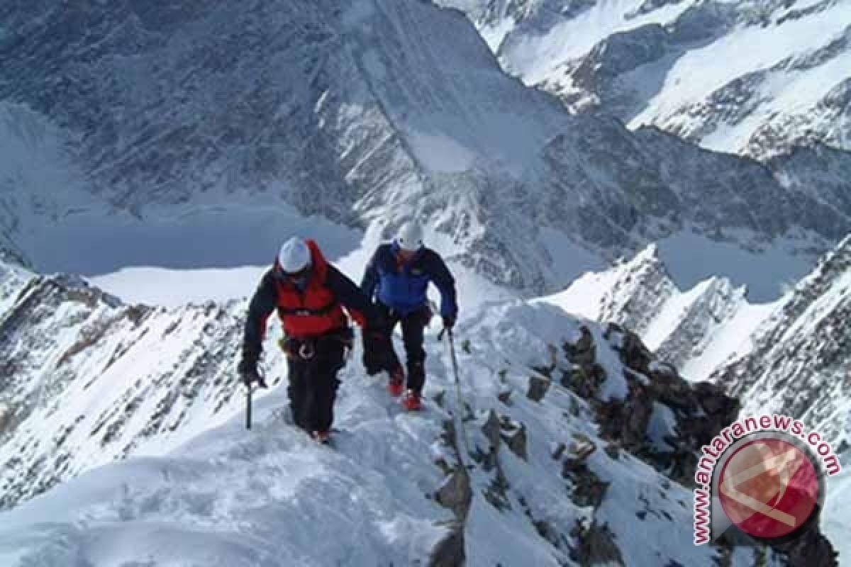 Dua pendaki siap lunasi "utang" puncak Everest 