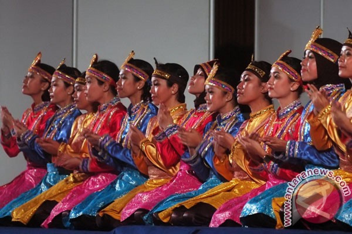 Australian students learn Saman dance at University of Surabaya