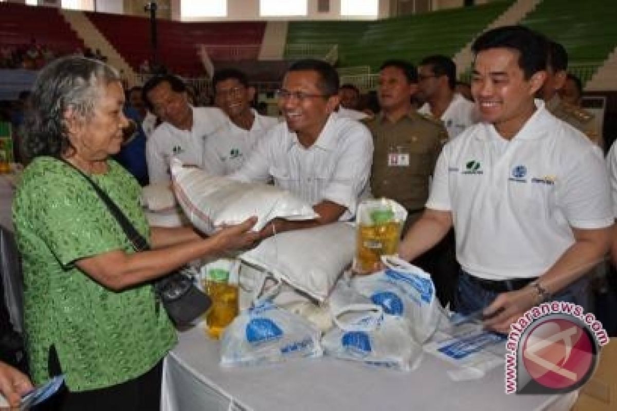 Dahlan Jualan Sembako di GOR Ciracas