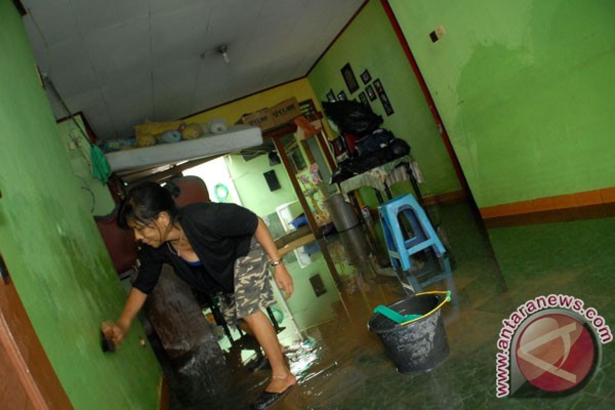 Banjir Ciledug Indah mulai surut 