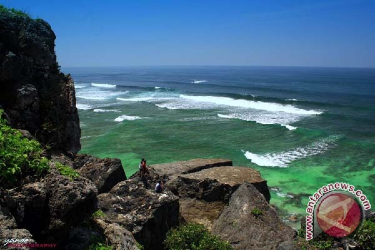 Tiga pengunjung Pantai Indrayanti Gunung Kidul hilang 