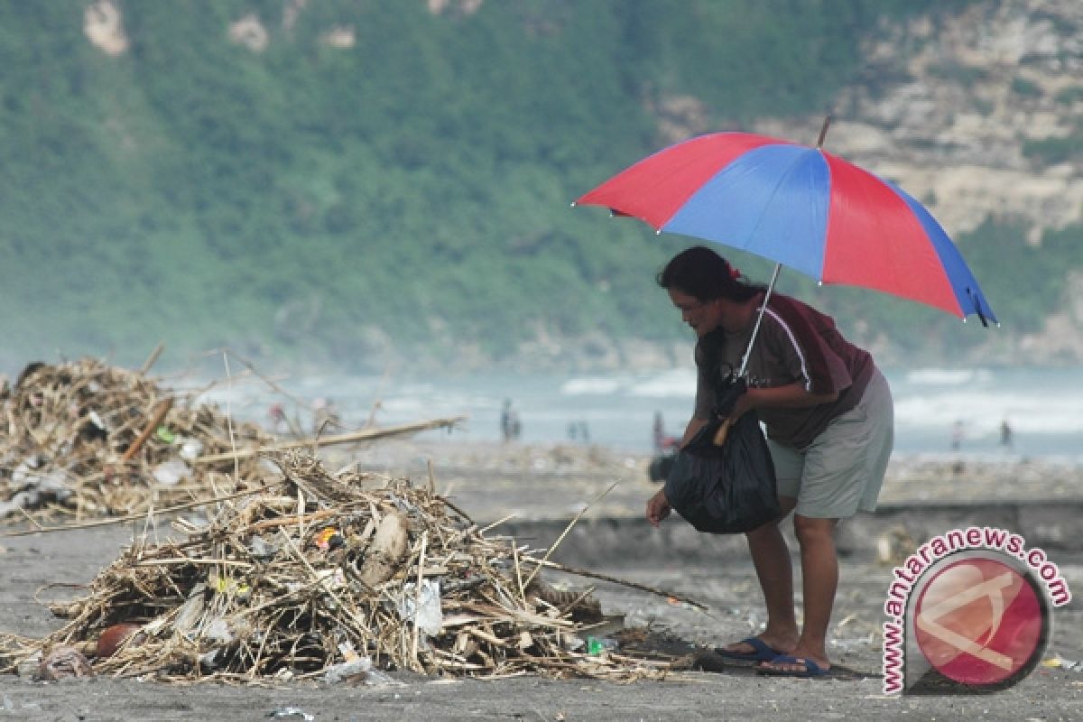 Kulon Progo kesulitan bersihkan sampah kawasan pantai