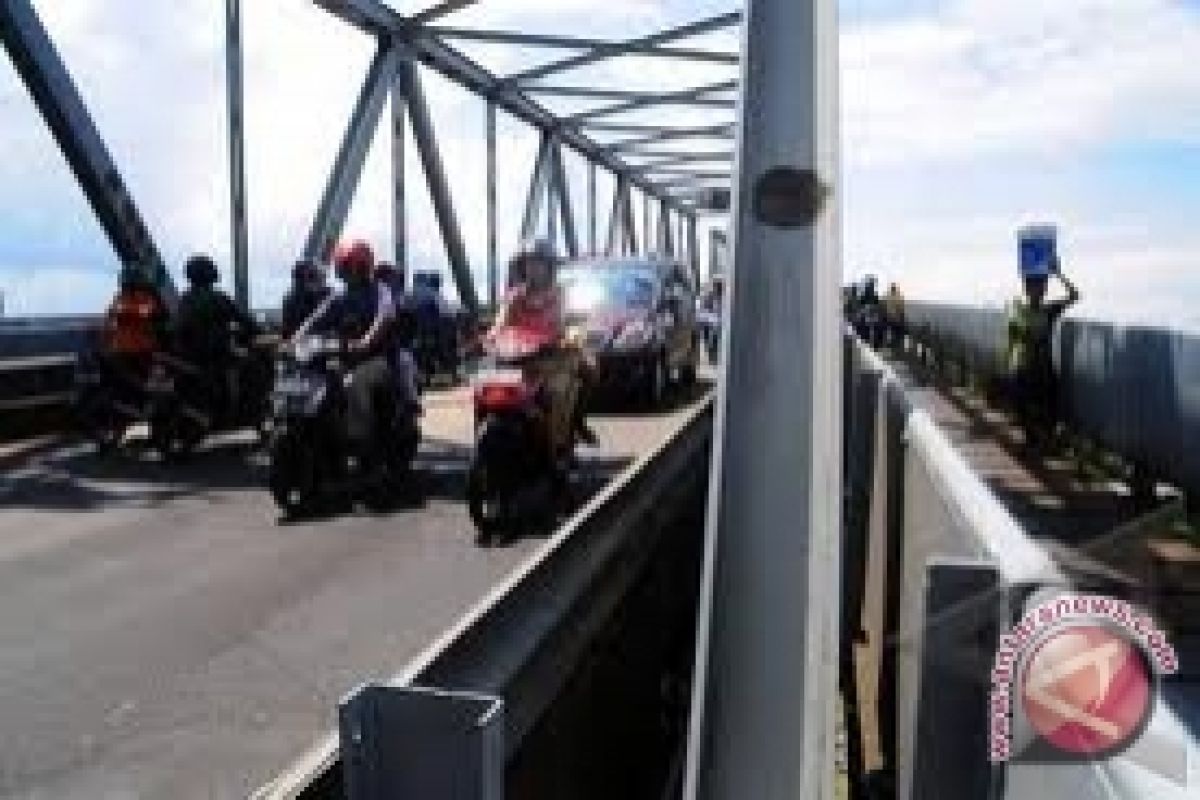 Polisi Kaji Jalur Satu Arah Jembatan Kapuas