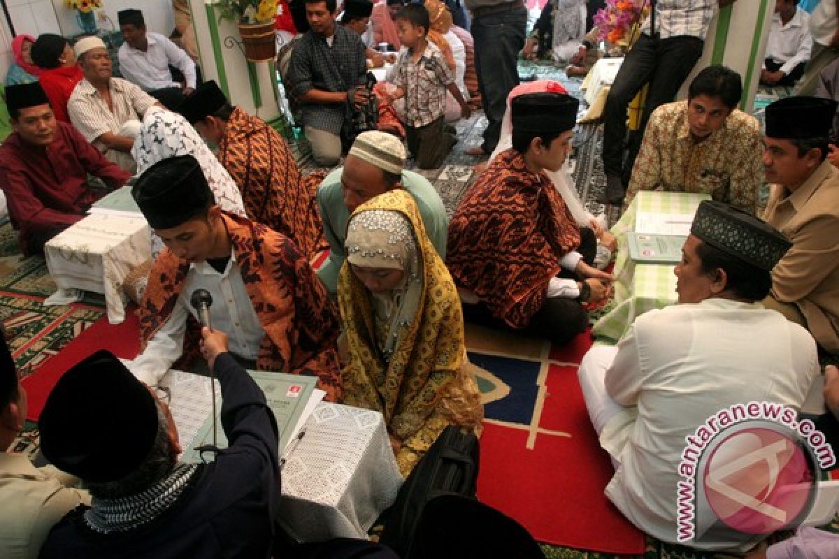 Tradisi nikah massal santri Ponpes Nurul Iman