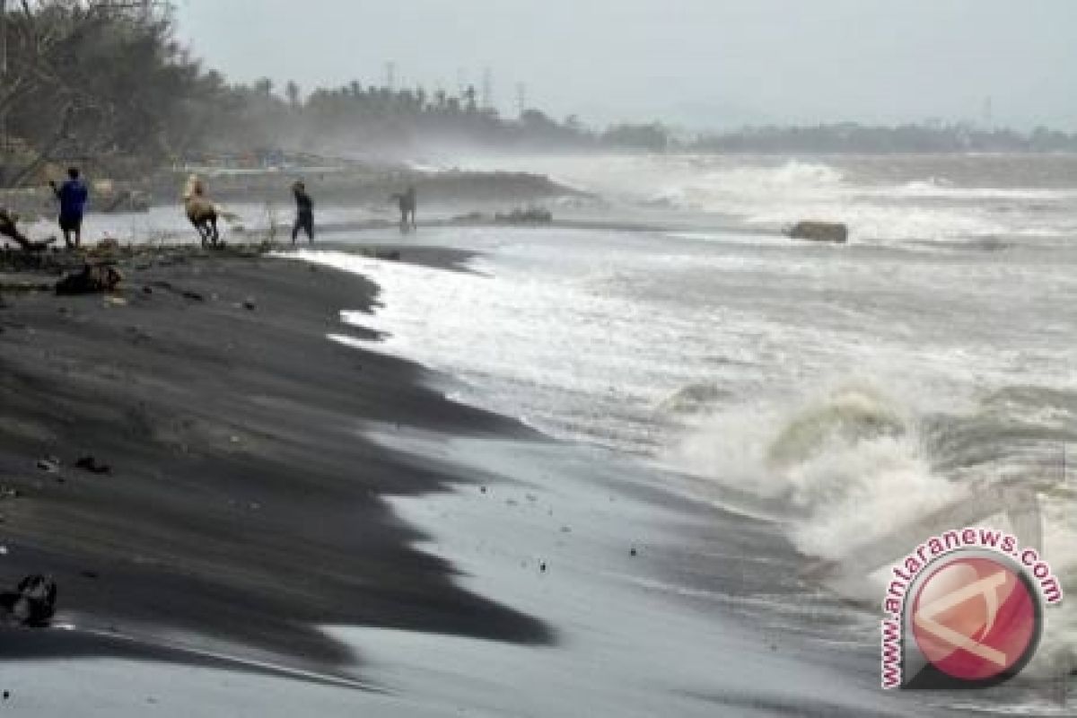 BPBD: potensi gelombang tinggi pantai masih terjadi