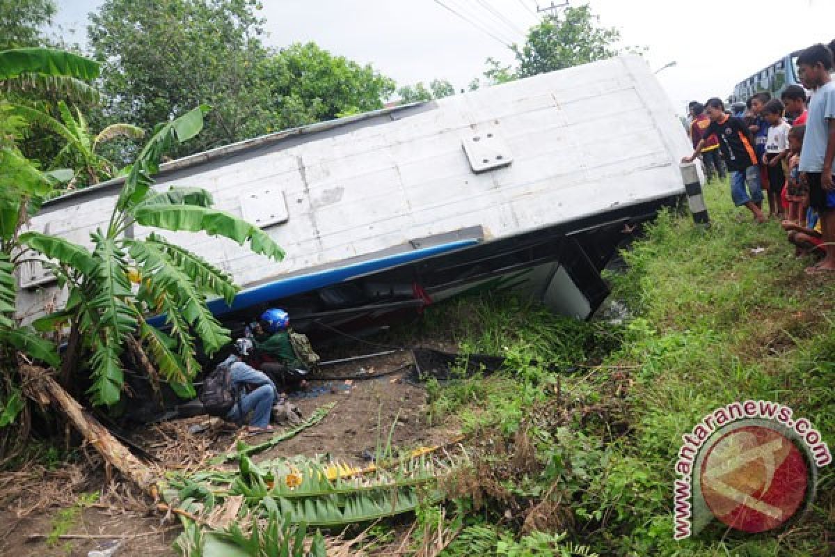 Bus penumpang masuk jurang di Pati