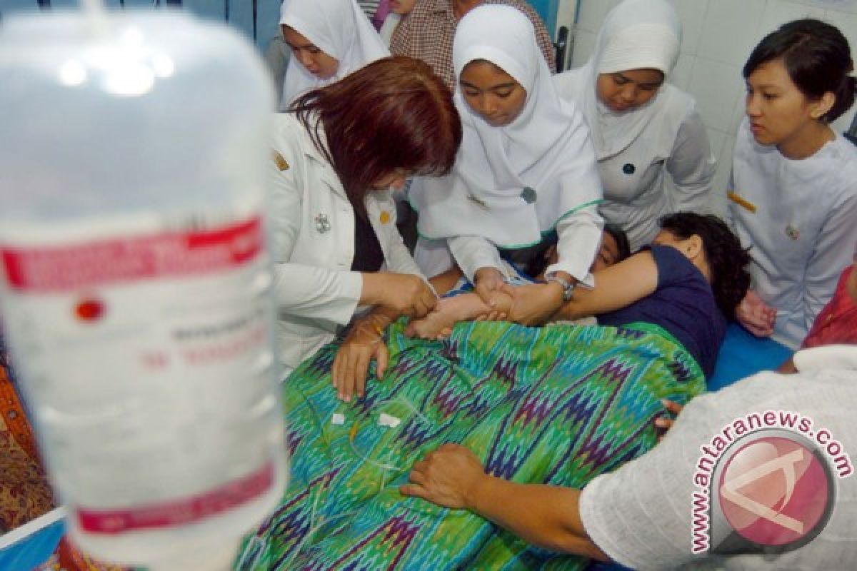 69 korban keracunan di Sukabumi dirawat intensif