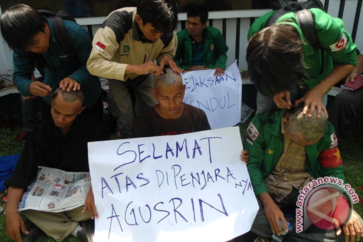 Mahasiswa cukur rambut pascaeksekusi Agusrin 