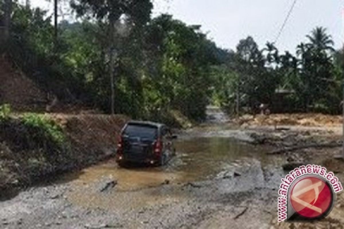 53 kilometer jalan Muarojambi rusak berat