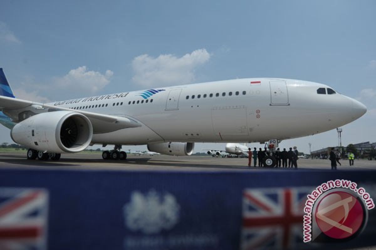 Seorang ibu melahirkan dalam pesawat Garuda